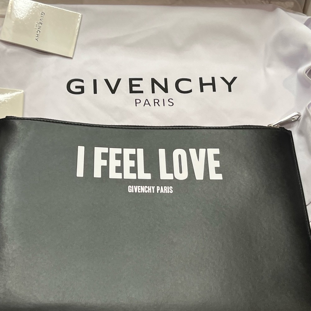 Givenchy G2V - ICONIC PRINT POUCH L